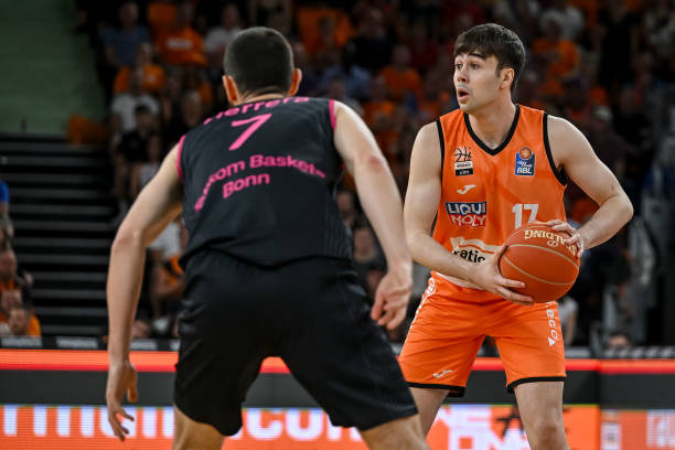 雄鹿的内线 雄鹿的内线